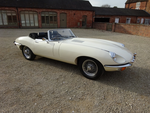 JAGUAR E TYPE 4.2 SERIES 2 ROADSTER 1969  - FULLY DOCUMENTED RESTORATION COMPLETED - COVERED 30 ROAD