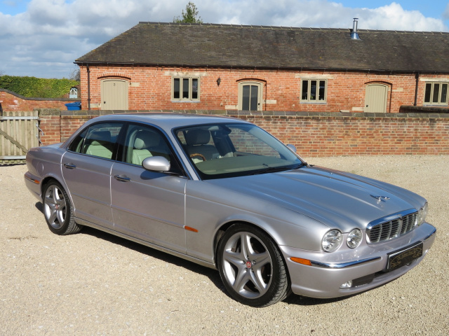 JAGUAR XJ6 V6 SE AUTO 3.0 - 2004 COVERED 95K MILES FROM NEW - FINISHED IN METALLIC SILVER WITH CREAM